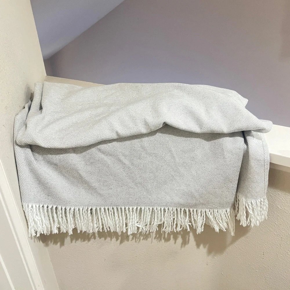 Boll & Branch Throw 85x56‎ Organic Cotton Blanket White and Gray Plaid Fringe